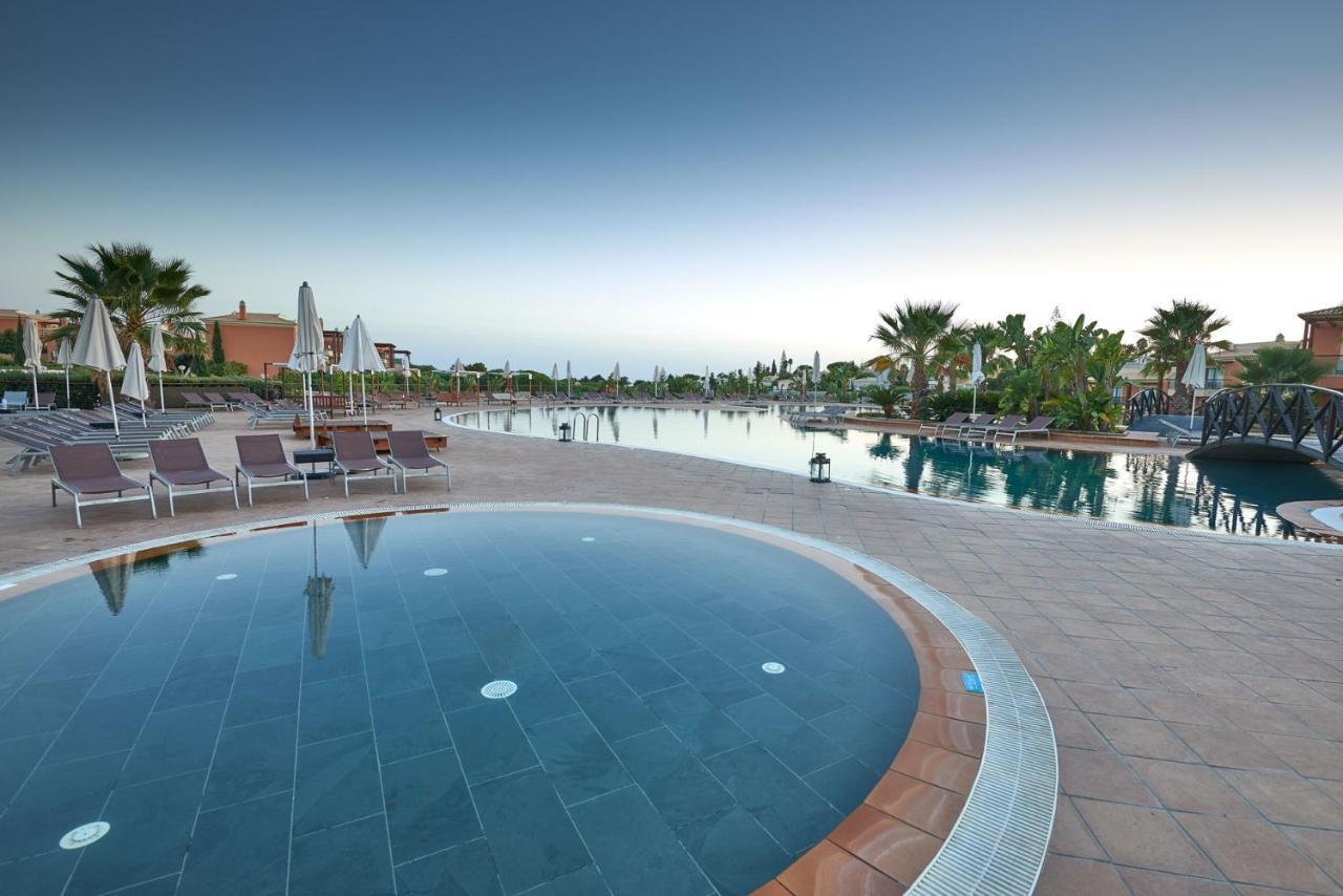 منتجع مونتي سانتو كارفويرو المظهر الخارجي الصورة The swimming pool at the hotel